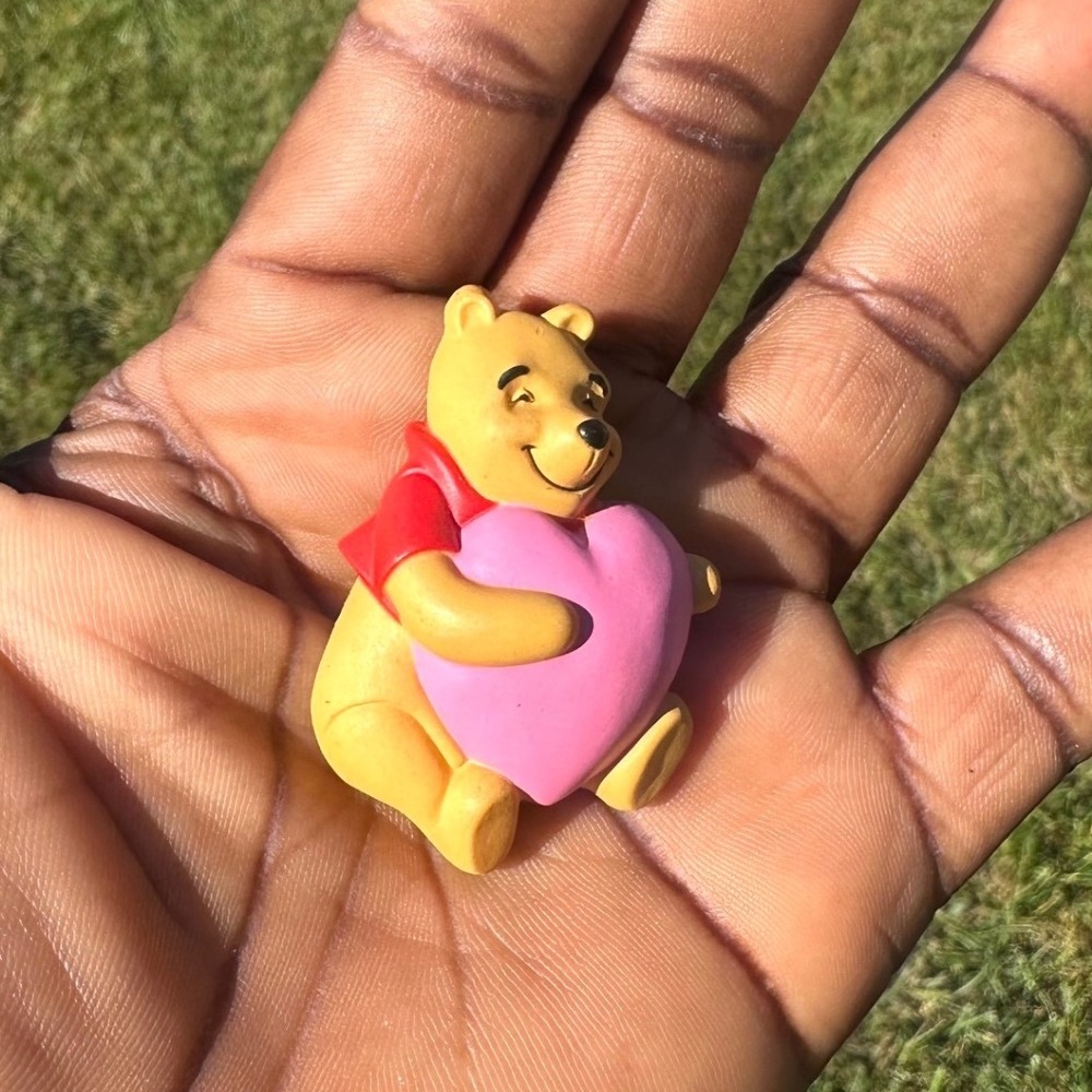 Disney Pin WINNIE THE POOH Hugging Heart Valentine Brooch Hallmark CDS - Picture 6 of 9